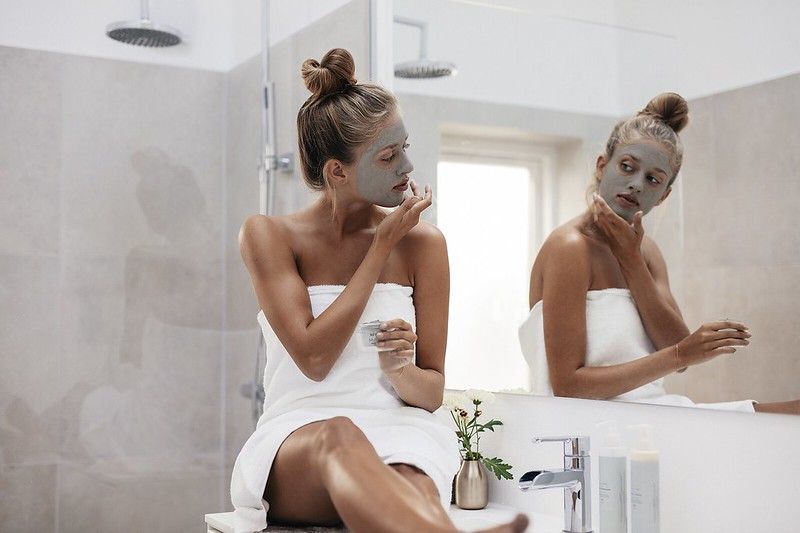 Mascarillas de efecto inmediato, 5 minutos que pueden cambiar tu piel, mujer aplicando mascarilla facial, beneficios de las mascarillas faciales